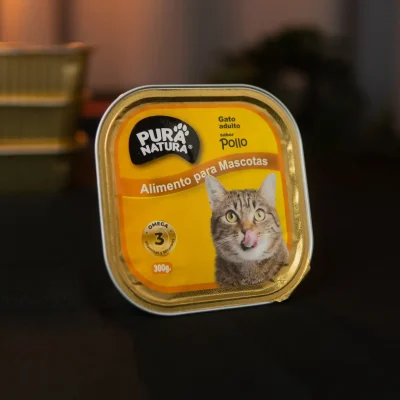 humedo gato pollo